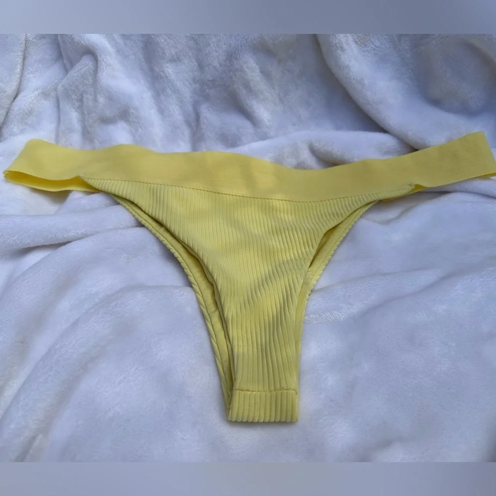 NWOT. Frankie’s Bikinis winnie ribbed‎ bottom in size Large color daffodil